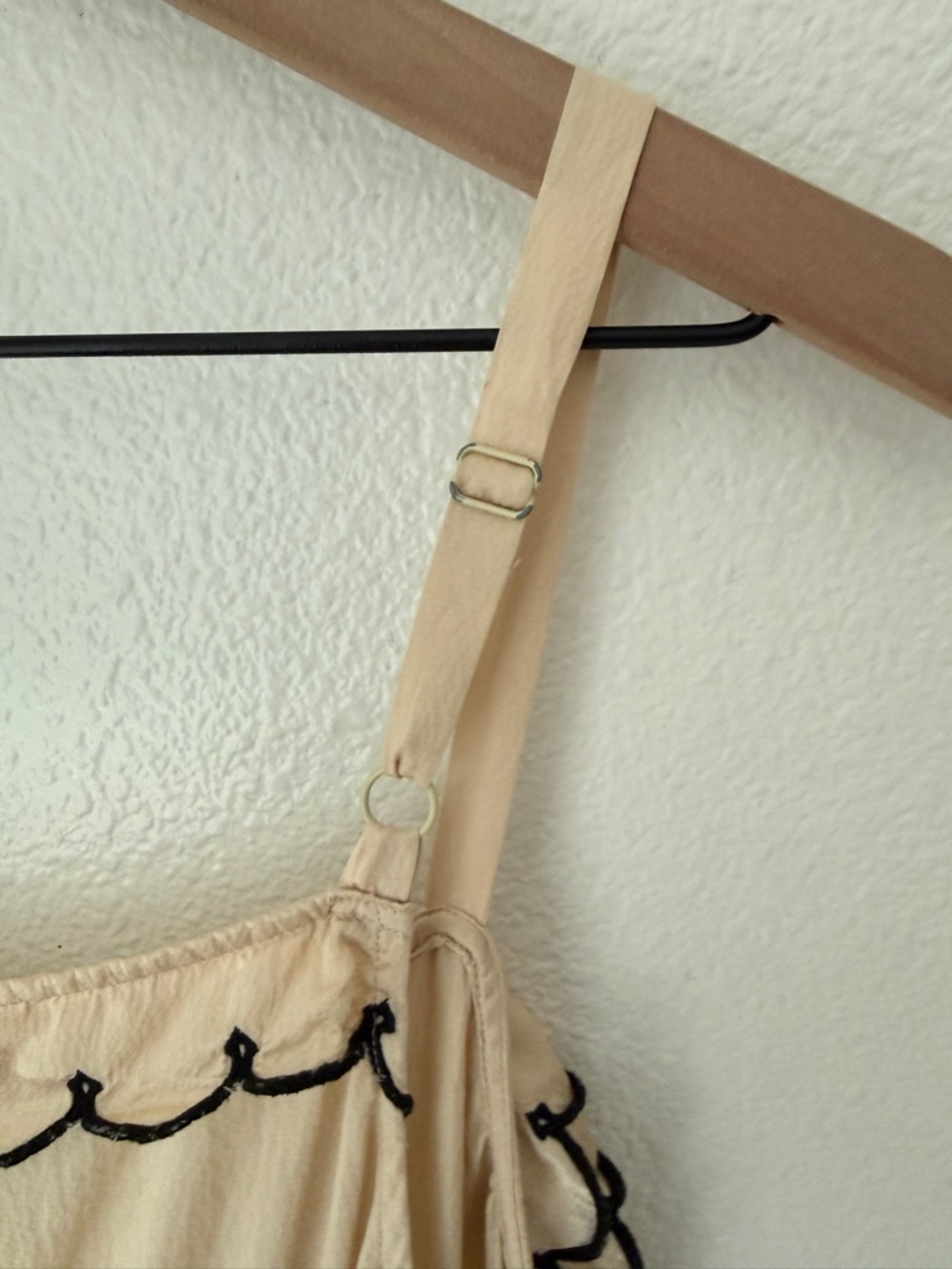 Vintage Anthropologie 100% Silk Cream Scalloped Trim Chemise - M - GUC - Picture 7 of 9